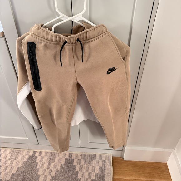 Nike Tech Kids M Tan and White Outfit (Hoodie and Pants) - Picture 3 of 4